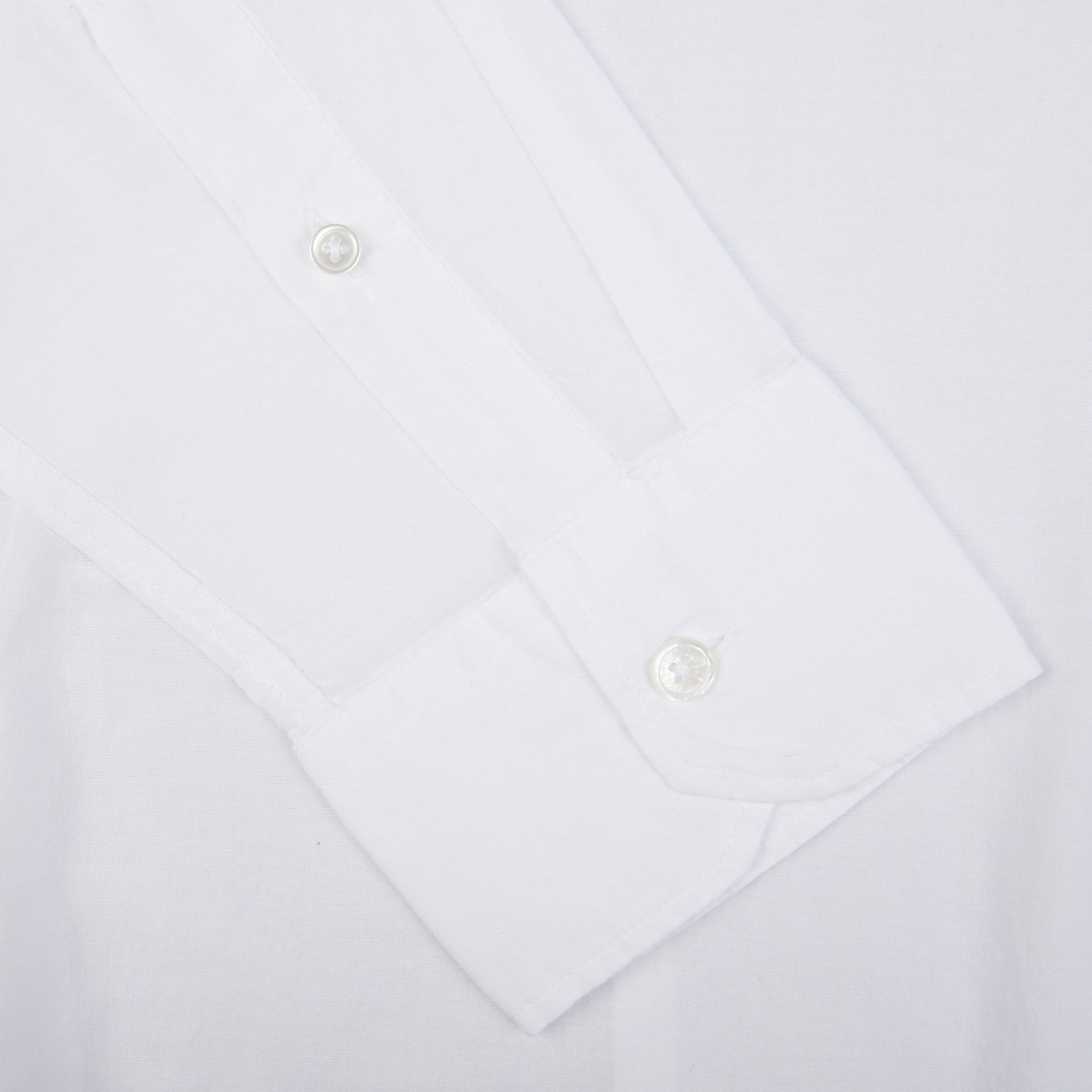 Close-up of a Fedeli white cotton stretch beach shirt cuff with buttons, perfect for the beach.