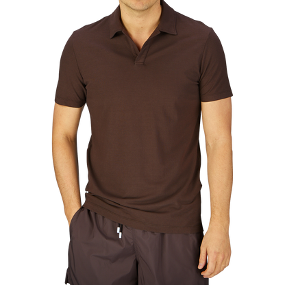Man wearing an Altea dark brown cotton jersey capri collar polo shirt and dark shorts.