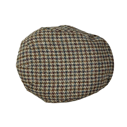 A beige houndstooth Harris Tweed Ivy Contemporary cap on a white background, made by Wigéns.